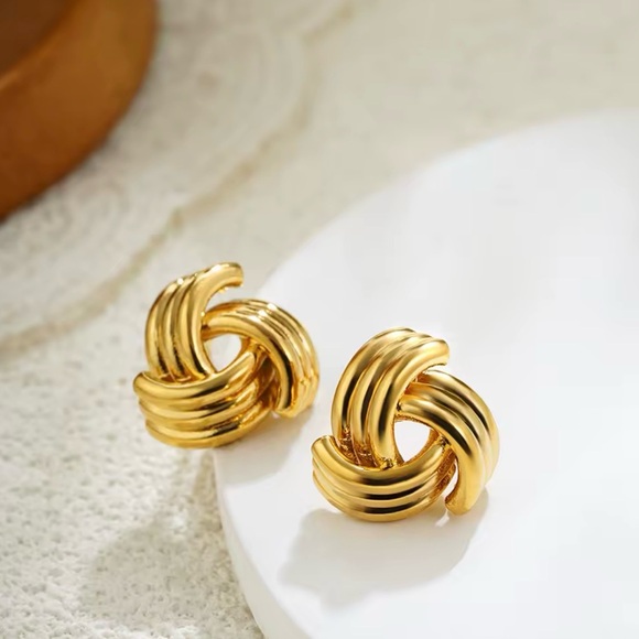 Jewelry - Elegant Gold Knot Earrings